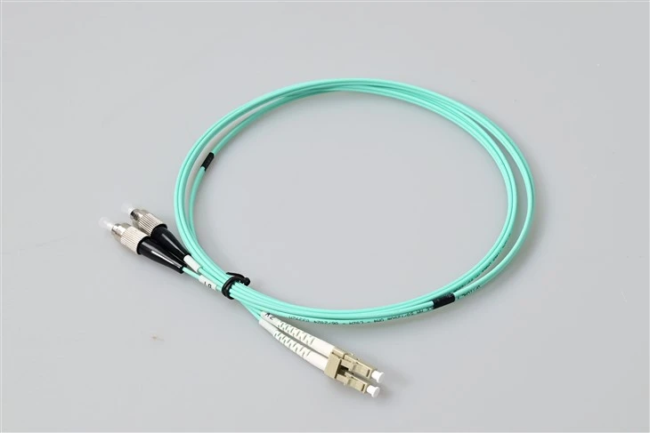 Cablu de corecție duplex multimod LC UPC la FC UPC OM3 – G657A1 insensibil la îndoire, 10 mm min. Raza de curbare, 2,0 mm LSZH