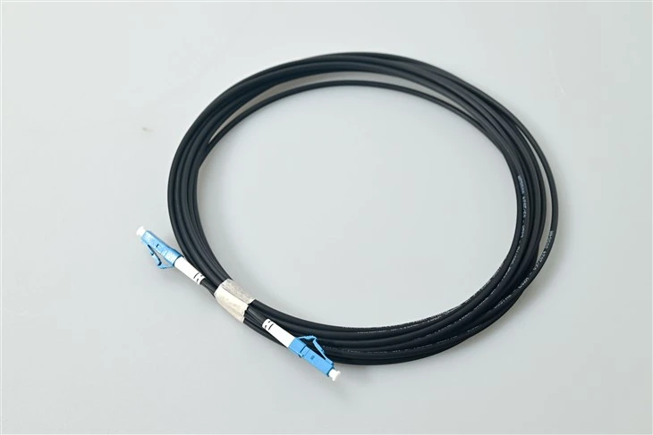Cablu de corecție cu fibră monomod LC UPC Simplex negru pentru conexiuni SFF de-densitate mare