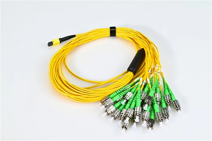 Cordon de corecție cu fibră optică Mtp la Fc Apc 3,0 mm Galben 24 nuclee